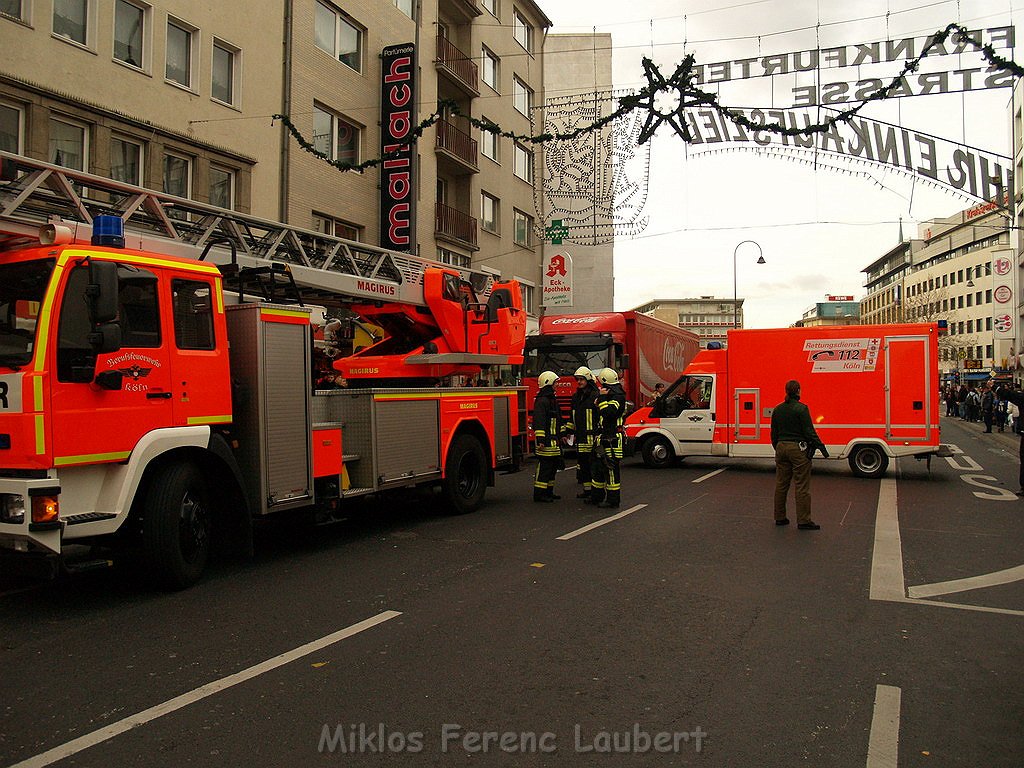 Feuer Koeln Muelheim Frankfurterstr Wiener Platz P87.JPG
